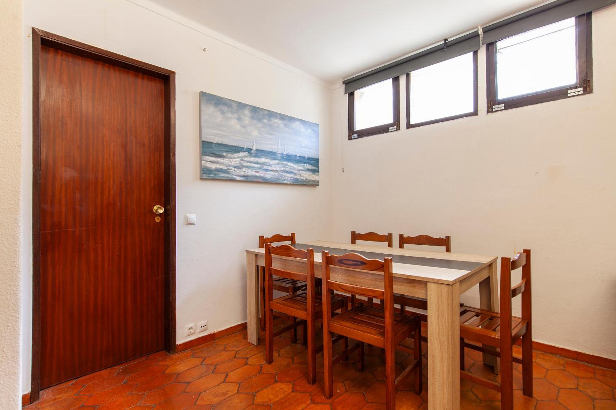 V - Seacliff Apartment *