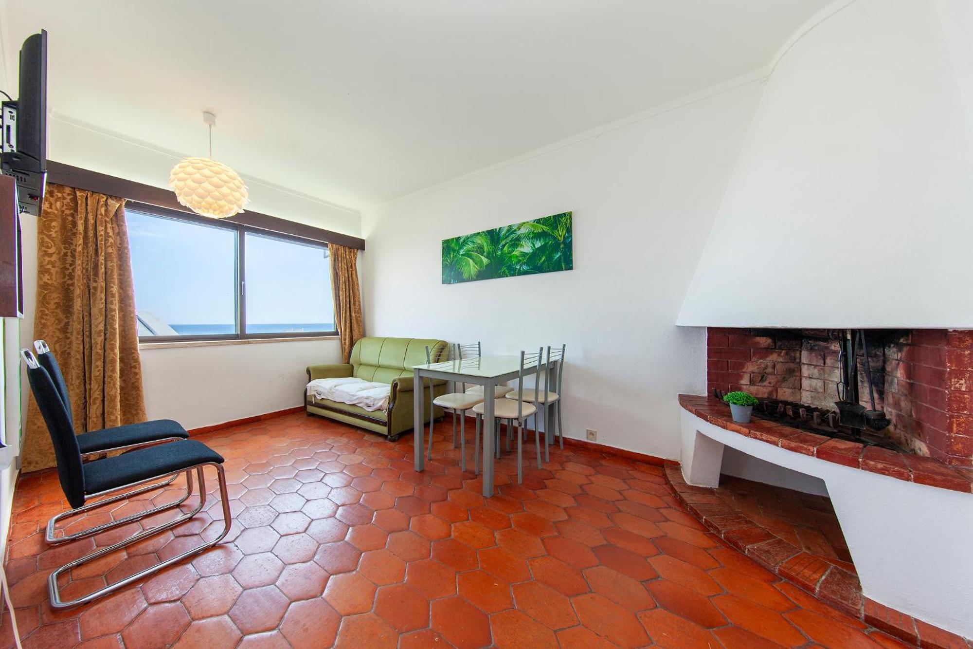 V - Seacliff Apartment *